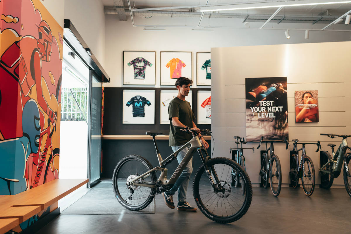 Entrega de bicicleta Canyon. Imagen: Canyon Bicycles