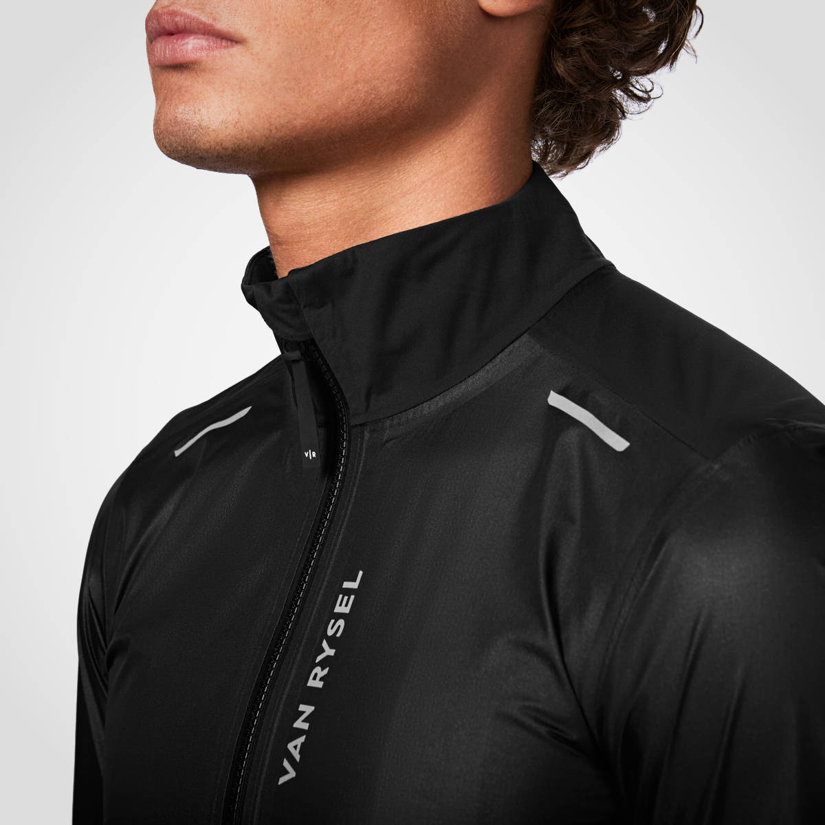 Van Rysel Ultralight Rain Jacket RCR-R Pro. Imagen: Decathlon