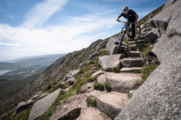 Para verlo: Chris Akrigg vuelve a la carga en la Isla de Arran con su vídeo 'Up & Over'