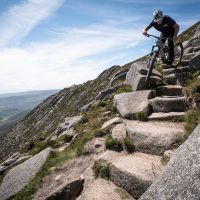 Para verlo: Chris Akrigg vuelve a la carga en la Isla de Arran con su vídeo 'Up & Over'