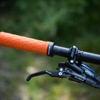 Ciclovation amplía su catálogo con nuevos puños MTB y portabidones de carbono orientados al alto rendimiento