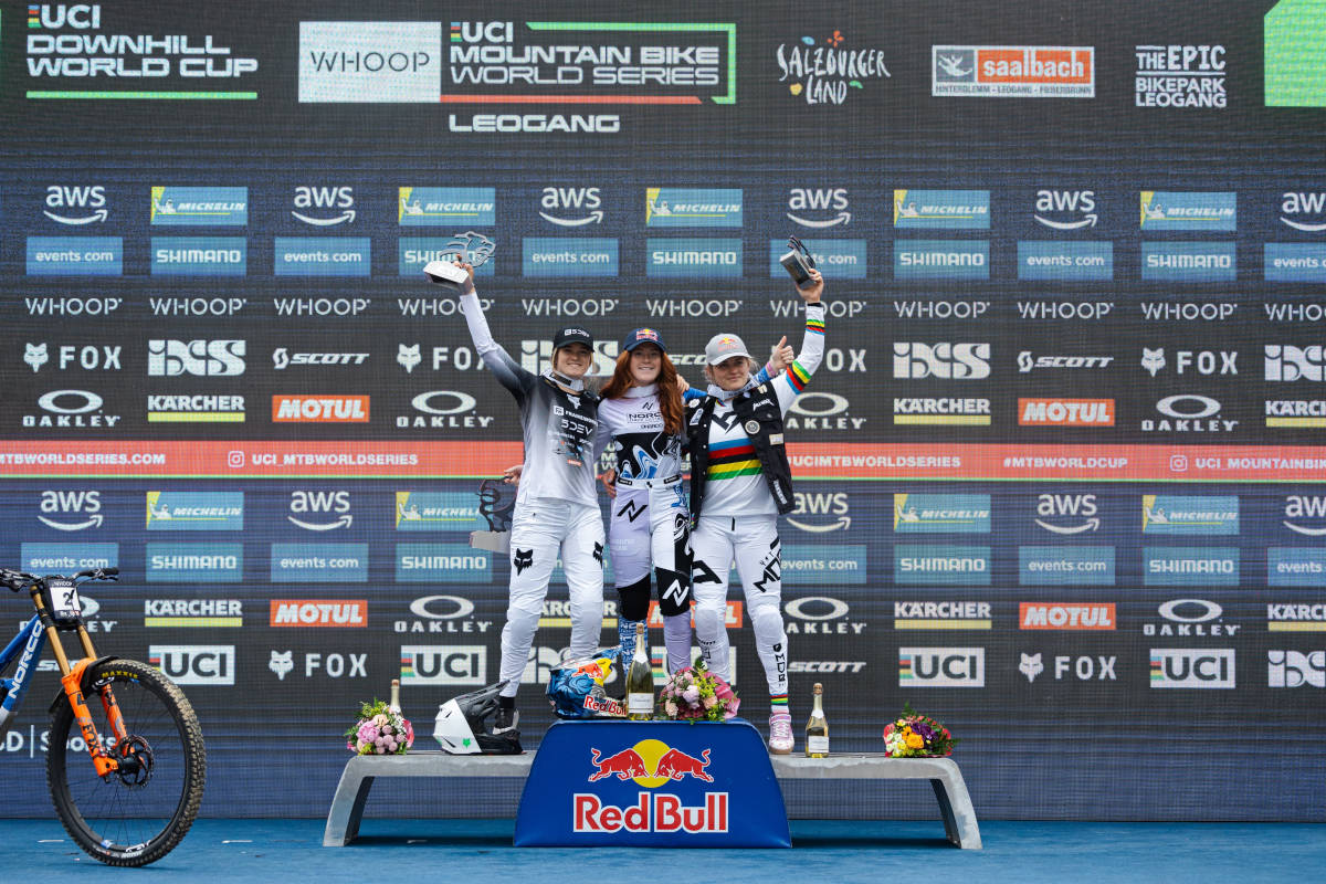 Podio élite femenino. Imagen: WHOOP UCI Mountain Bike World Series