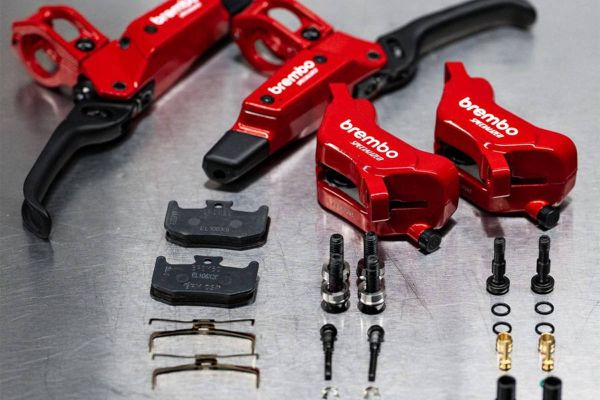 Specialized y Brembo unen fuerzas: los frenos de alto rendimiento llegan al equipo Gravity en 2025