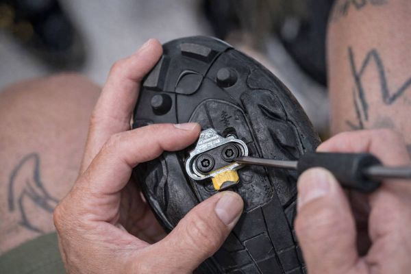 Cómo ajustar las calas según el tipo de molestia en el pie al montar en MTB