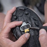 Cómo ajustar las calas según el tipo de molestia en el pie al montar en MTB