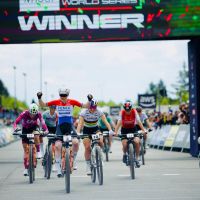 Clasificaciones de la Copa del Mundo de Nové Mesto 2025: Blevins y Pieterse dominan el Short Track