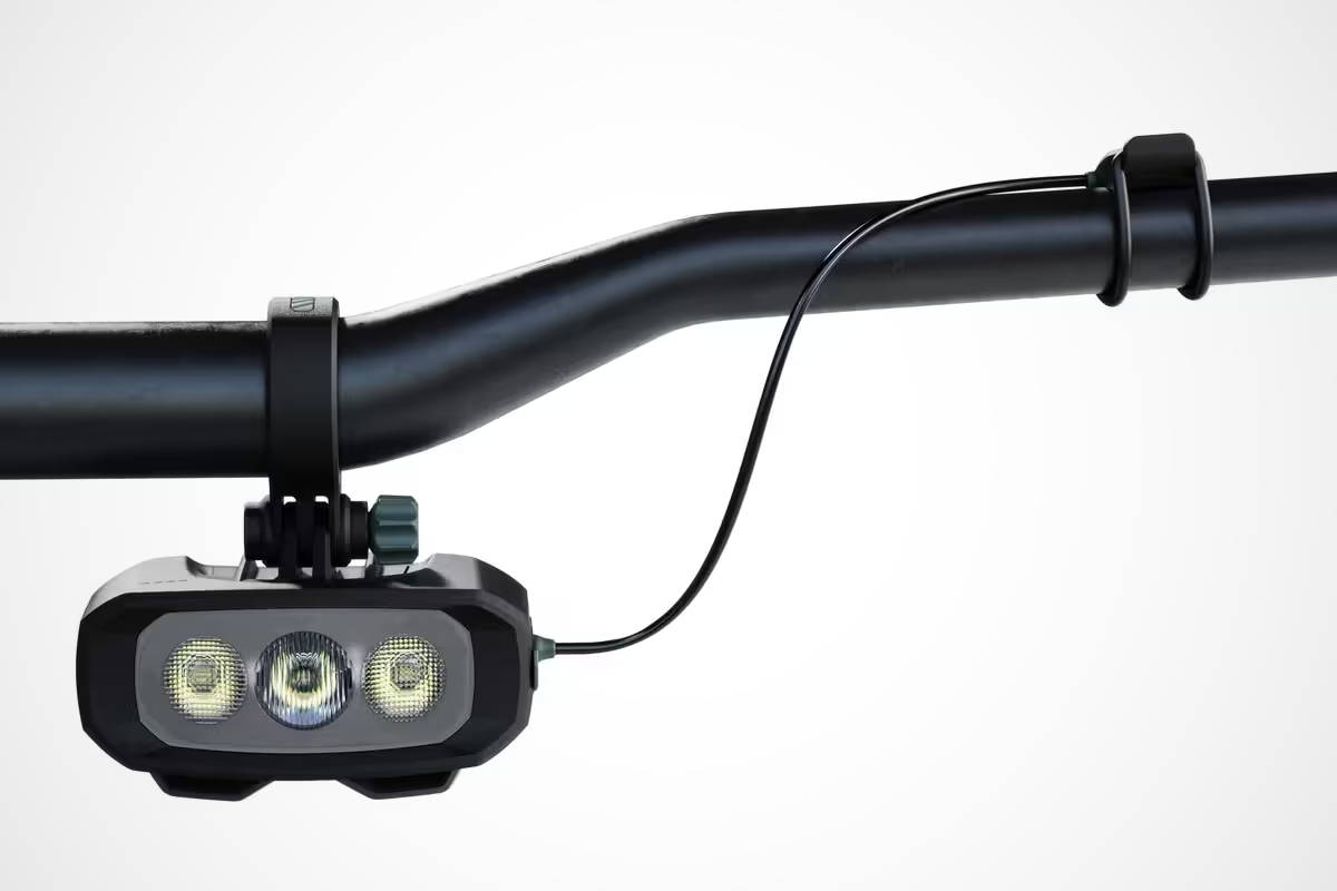 Luz frontal FL940. Imagen: Decathlon