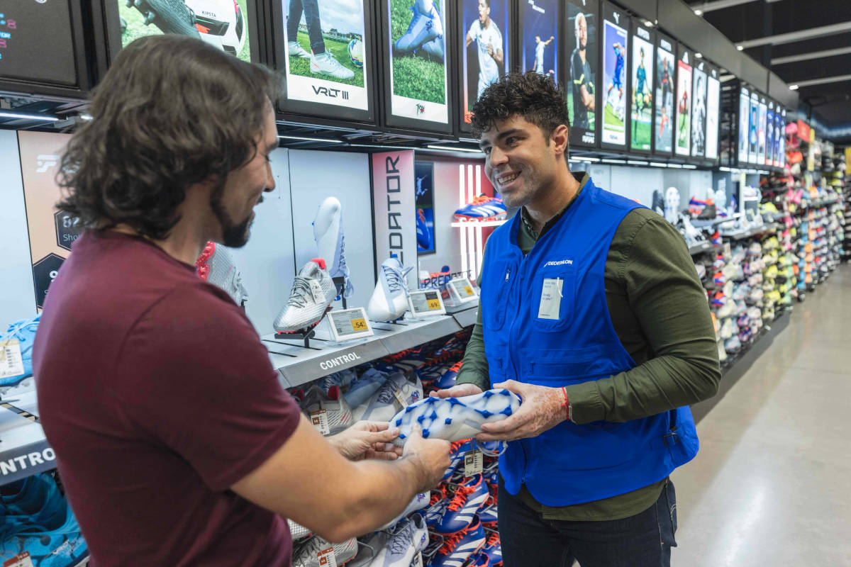 Vendedor de la empresa. Imagen: Decathlon