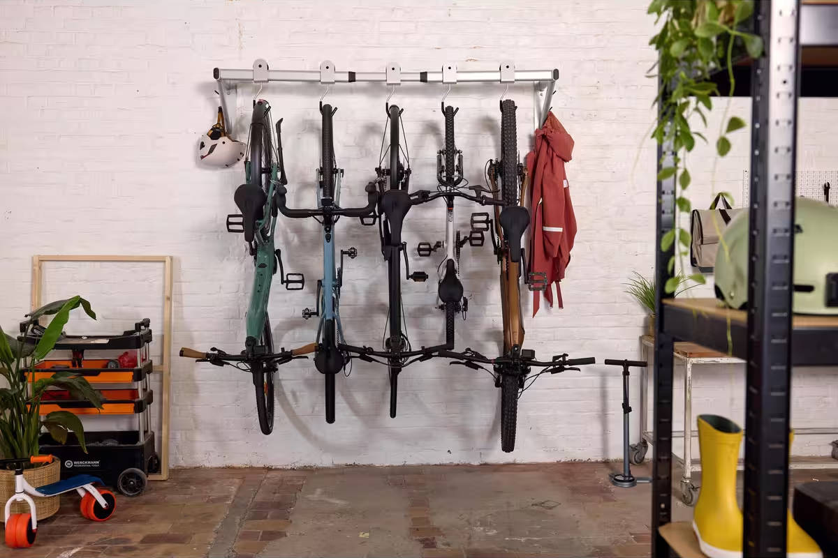 Decathlon presenta un soporte de pared para almacenar hasta cinco bicicletas de manera segura