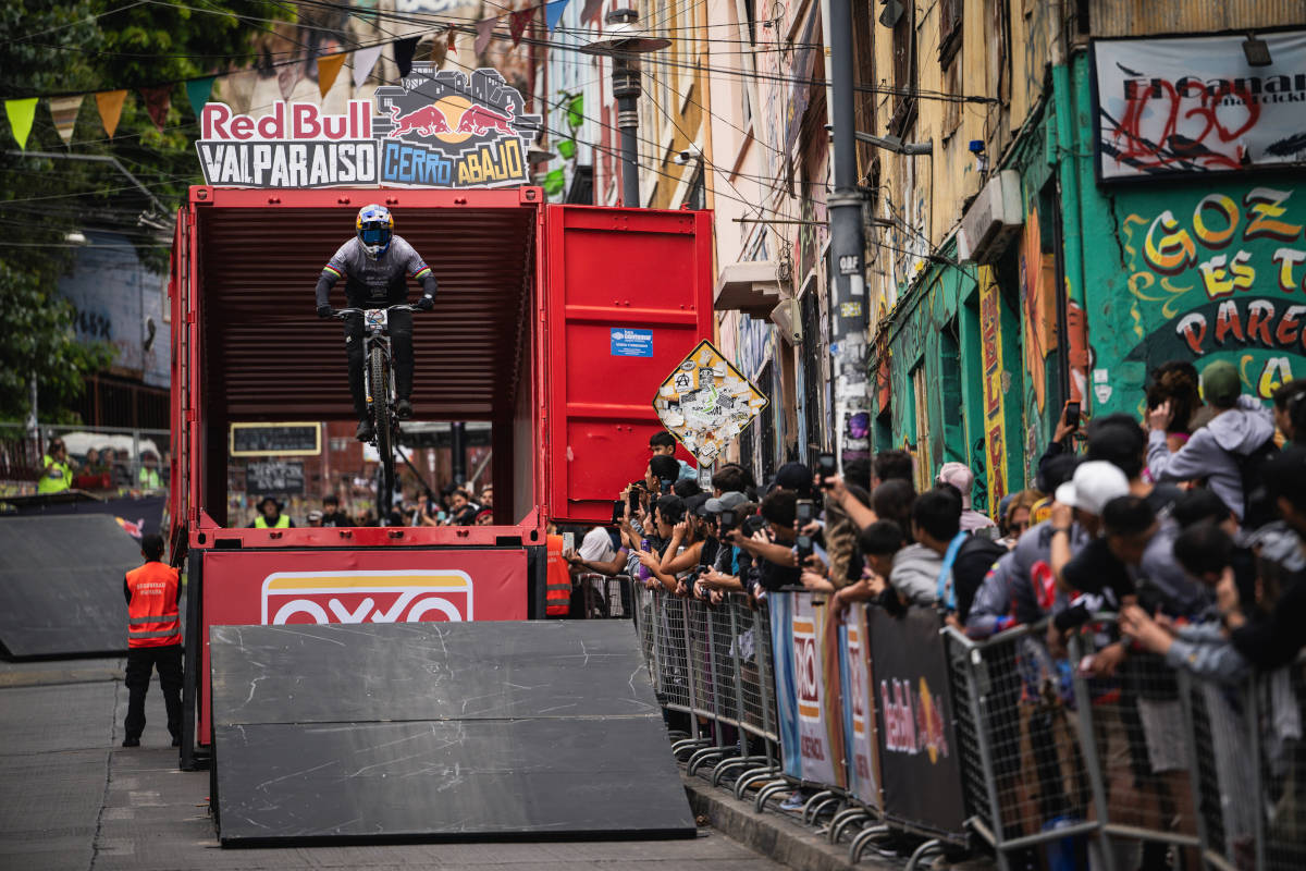 Tomás Slavík en el Red Bull Valparaíso Cerro Abajo 2025. Imagen: Bartek Wolinski / Red Bull Content Pool