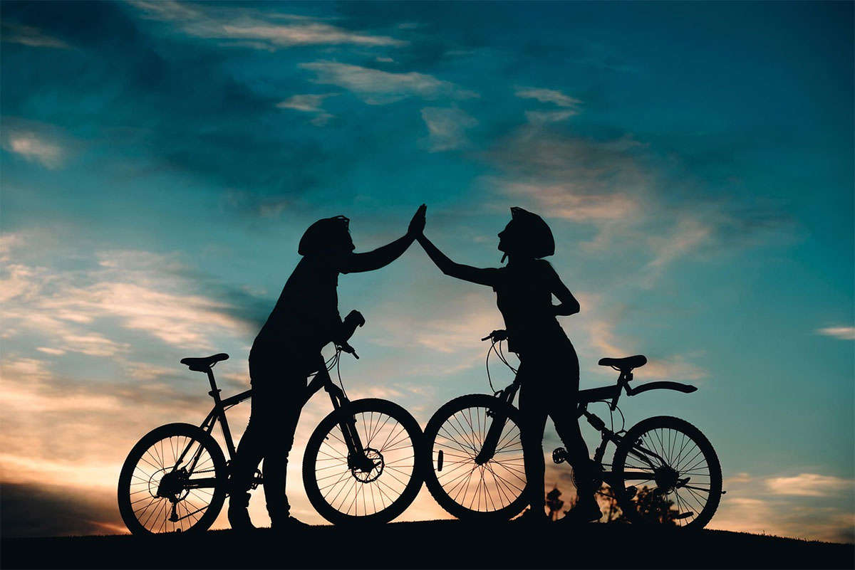 Ciclistas chocando la mano. Imagen: Fahim Shahriar / Pixabay