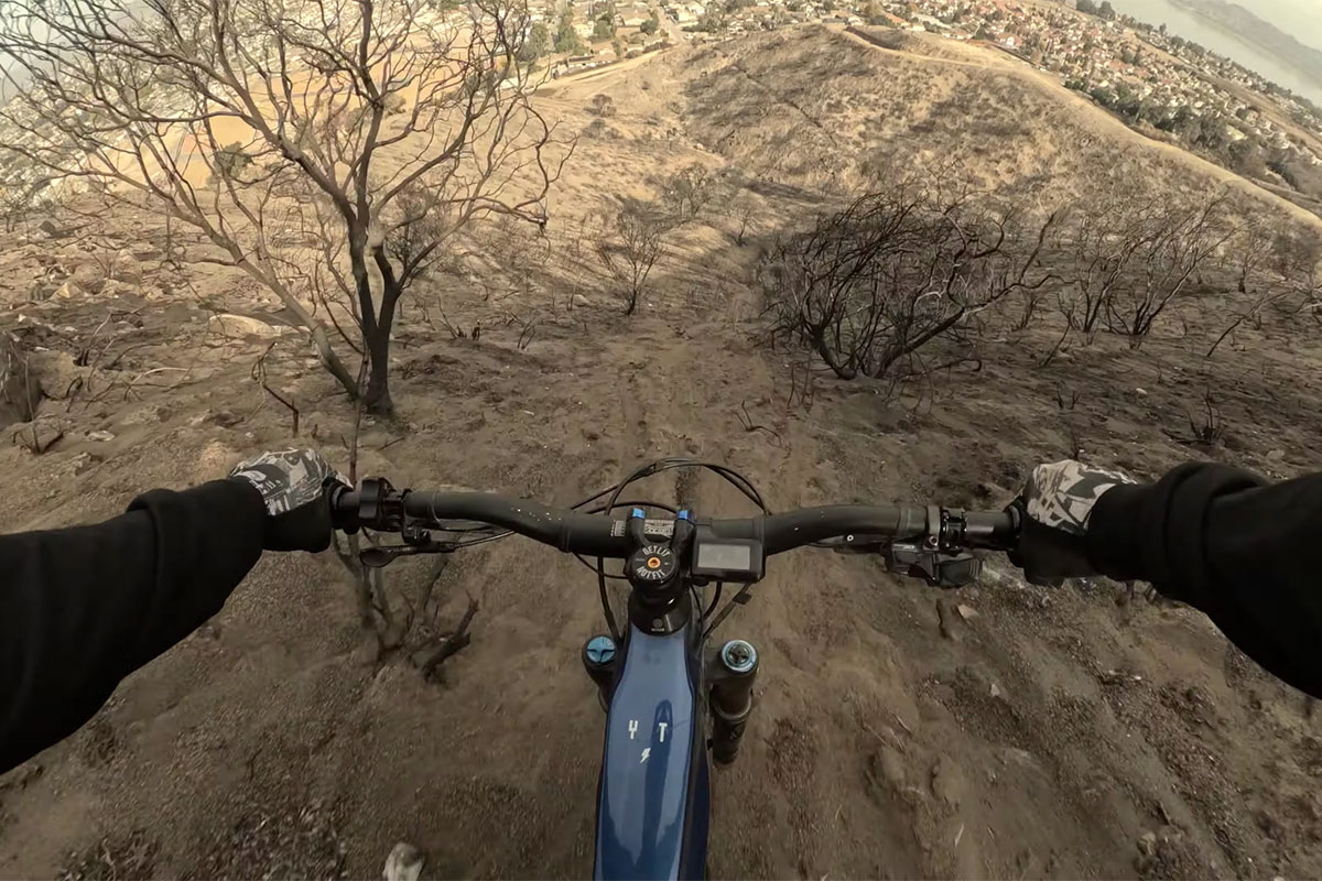 Dylan Stark y su equipo conquistan los senderos devastados por incendios en Lake Elsinore (California)