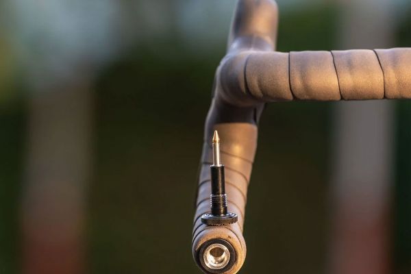 Dynaplug Covert Drop: la herramienta oculta para reparaciones rápidas en bicis de carretera y gravel
