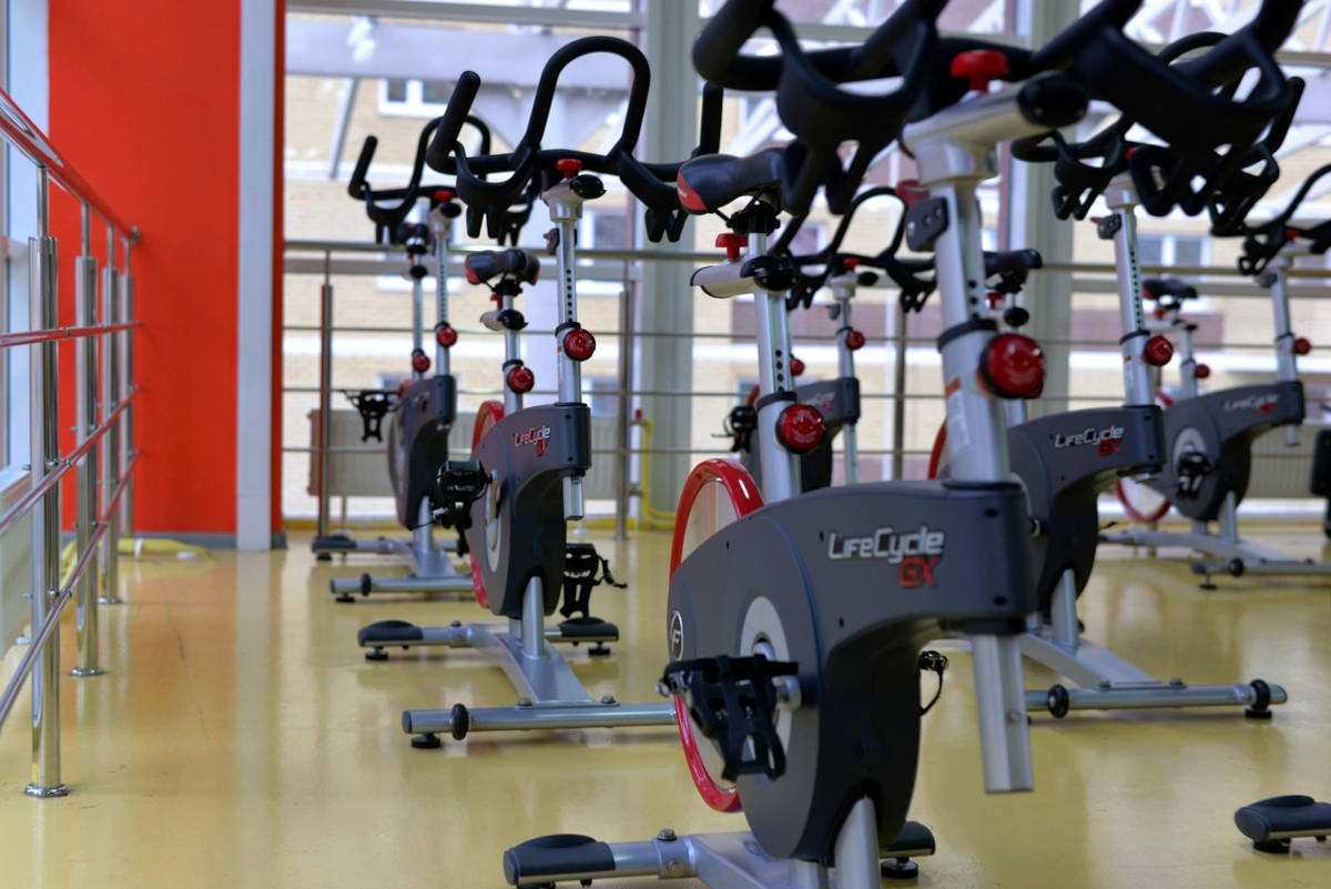 Zona de ciclismo indoor en gimnasio. Imagen: Alejandro Valkov / Pixabay