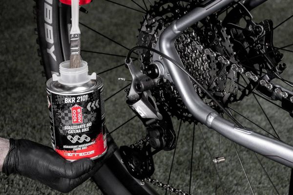 La cadena siempre impecable con ERRECOM 1000 Miglia BKR 2101: un desengrasante biodegradable, práctico y eficaz