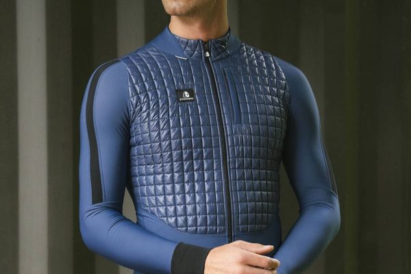 Etxeondo Arri: la chaqueta que redefine la elegancia ciclista