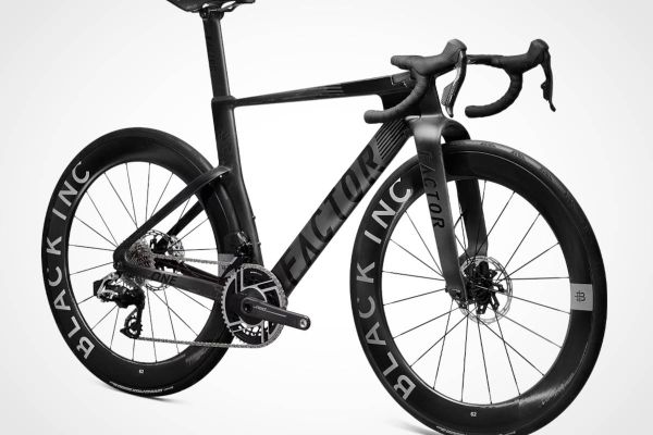 Factor ONE 2026: la nueva bicicleta aero de carretera que apuesta por una horquilla 'bayoneta' y datos de túnel del viento