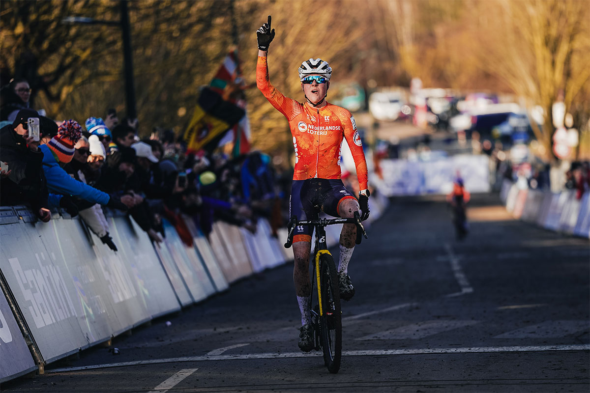 Fem van Empel logra su tercer maillot arcoíris en el Mundial de Ciclocross de Liévin 2025