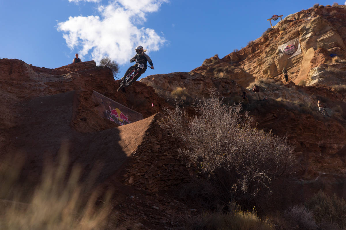 Casey Brown durante las sesiones de práctica. Imagen: Emily Tidwell / Red Bull Content Pool