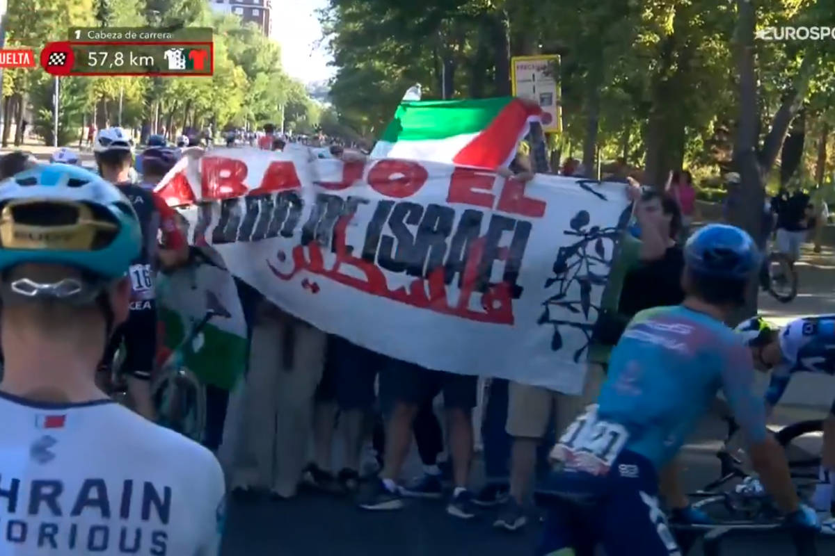 Manifestantes propalestinos bloqueando el paso del pelotón en la última etapa. Imagen: Eurosport