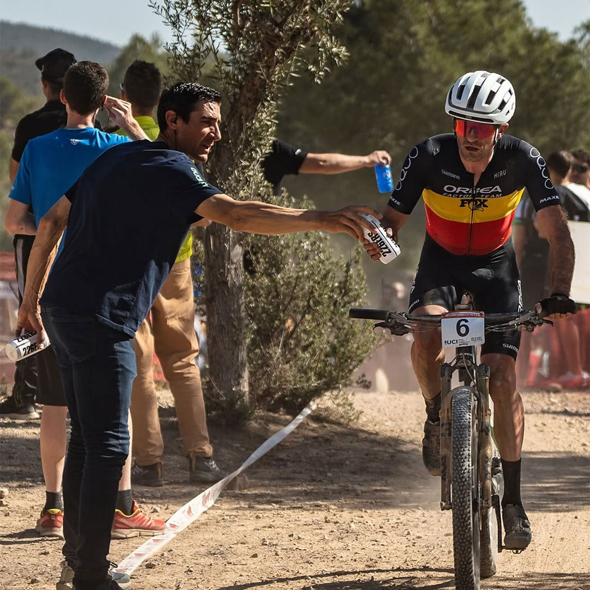 Pierre de Froidmont con un casco firmado por Fizik. Imagen: Orbea Factory Team