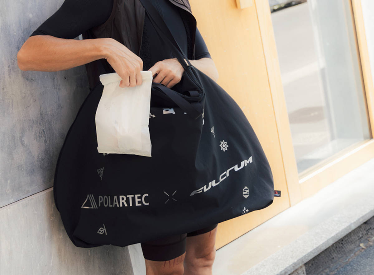 Bolsa de ruedas Fulcrum x Polartec. Imagen: Fulcrum