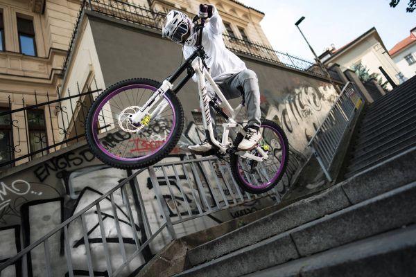 Gabriel Wibmer desata el Freeride urbano en Praga con su nuevo proyecto 'Wibmer Impossible'