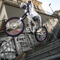Gabriel Wibmer desata el Freeride urbano en Praga con su nuevo proyecto 'Wibmer Impossible'