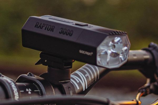 Gaciron Raptor 3000: la luz delantera que transforma la noche en día