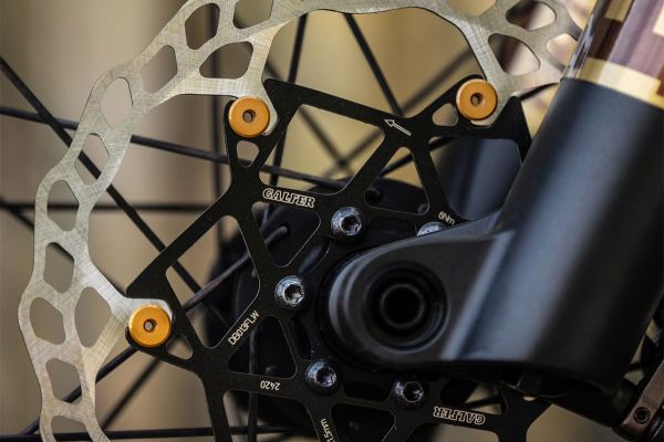 La lista de atletas patrocinados por Galfer en 2025: 103 ciclistas de 26 nacionalidades distintas y equipos de renombre