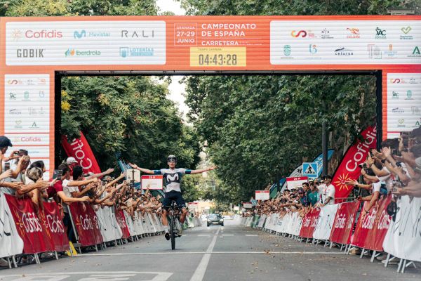 Iván Romeo y Sara Martín se exhiben en Granada para vestirse de campeones de España en ruta