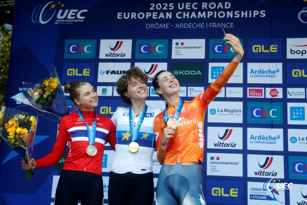 Podio élite femenino. Imagen: UEC Cycling