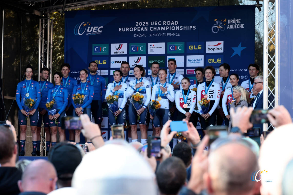 Podio de la contrarreloj mixta élite del Campeonato de Europa de Ciclismo en Ruta 2025. Imagen: UEC Cycling