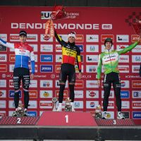 Thibau Nys gana al sprint en Dendermonde y aprieta la general de la Copa del Mundo de Ciclocross