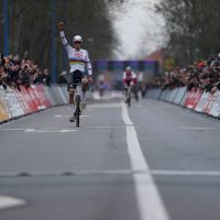 Van der Poel y Brand dominan la arena de Koksijde en una jornada de autoridad total