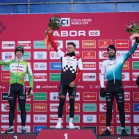 Un arranque contundente en Tábor: Lucinda Brand y Thibau Nys marcan el ritmo de la Copa del Mundo de Ciclocross 2025/26
