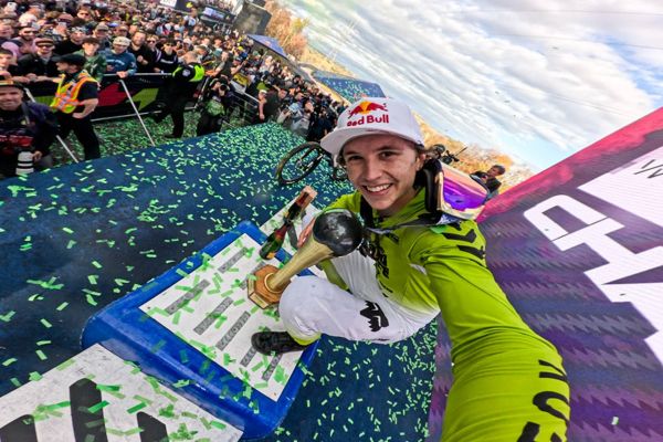 Jackson Goldstone y Marine Cabirou brillan en la final de la Copa del Mundo de Descenso 2025 de Mont-Sainte-Anne