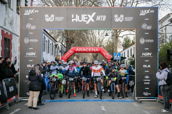 David González y Natalia Fischer triunfan en la HUEX MTB 2025, una de las ediciones más exigentes hasta la fecha