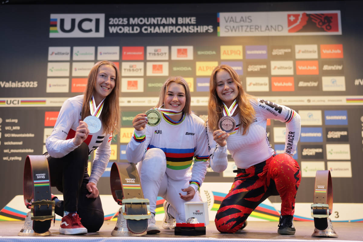 Podio Élite femenino de Pump Track. Imagen: UCI