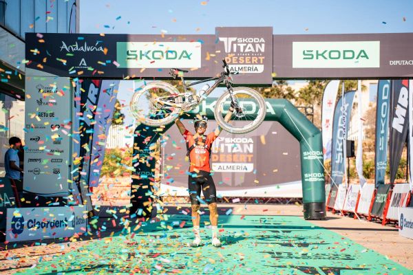 Luis León Sánchez y Natalia Fischer conquistan la Škoda Titan Desert Almería 2025