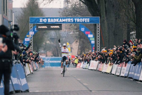 Mathieu van der Poel y Lucinda Brand refuerzan su dominio en el X2O Trofee de Loenhout