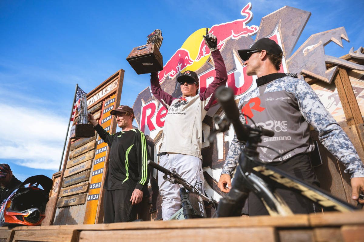 Hayden Zablotny, Thomas Genon y Tom Van Steenbergen en el podio. Imagen: Paris Gore / Red Bull Content Pool