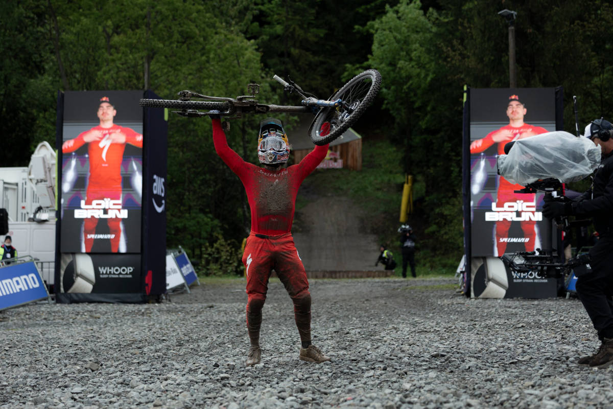 Loïc Bruni celebrando la victoria. Imagen: WHOOP UCI Mountain Bike World Series