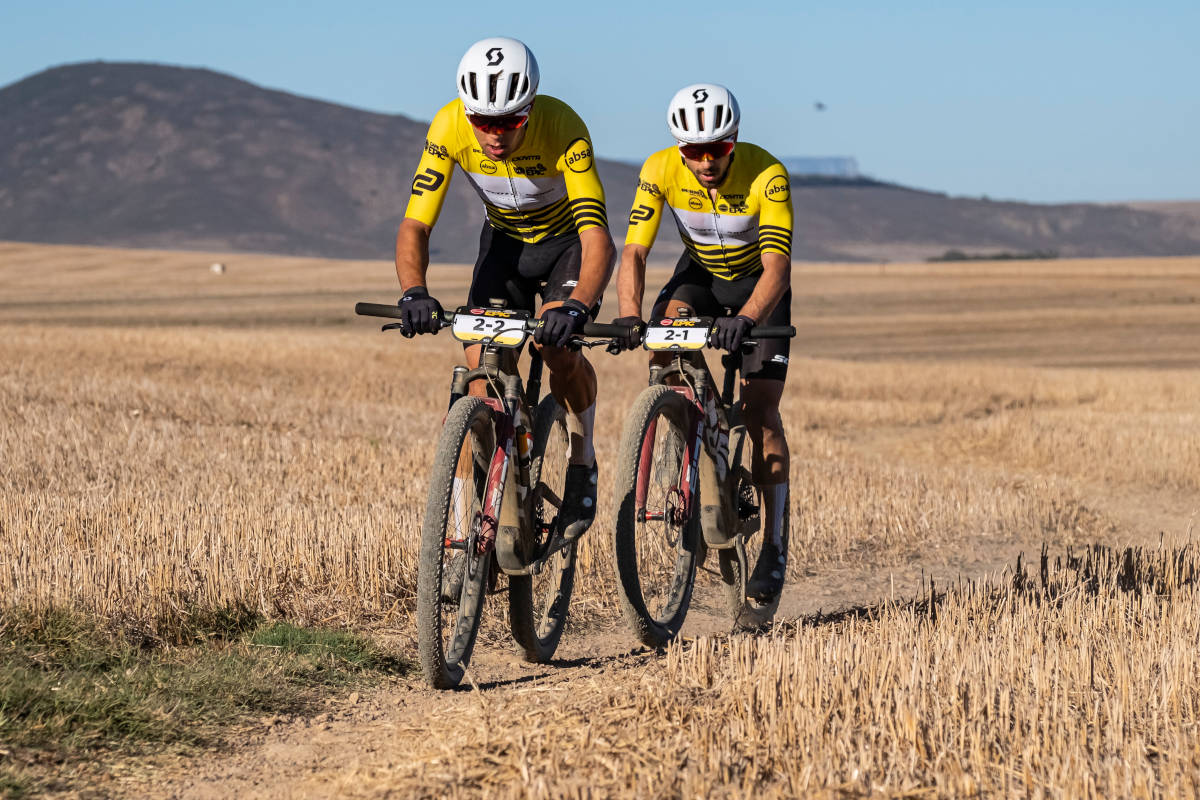 Nino Schurter y Filippo Colombo. Imagen: Dom Barnardt