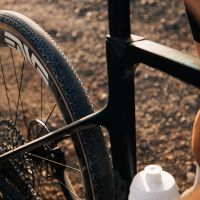 El Hutchinson Caracal Race estrena ancho de 45 mm: más volumen para afrontar recorridos técnicos y terrenos irregulares