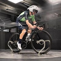 Test en túnel de viento con Ibon Zugasti: así cambia la aerodinámica según la postura y el casco