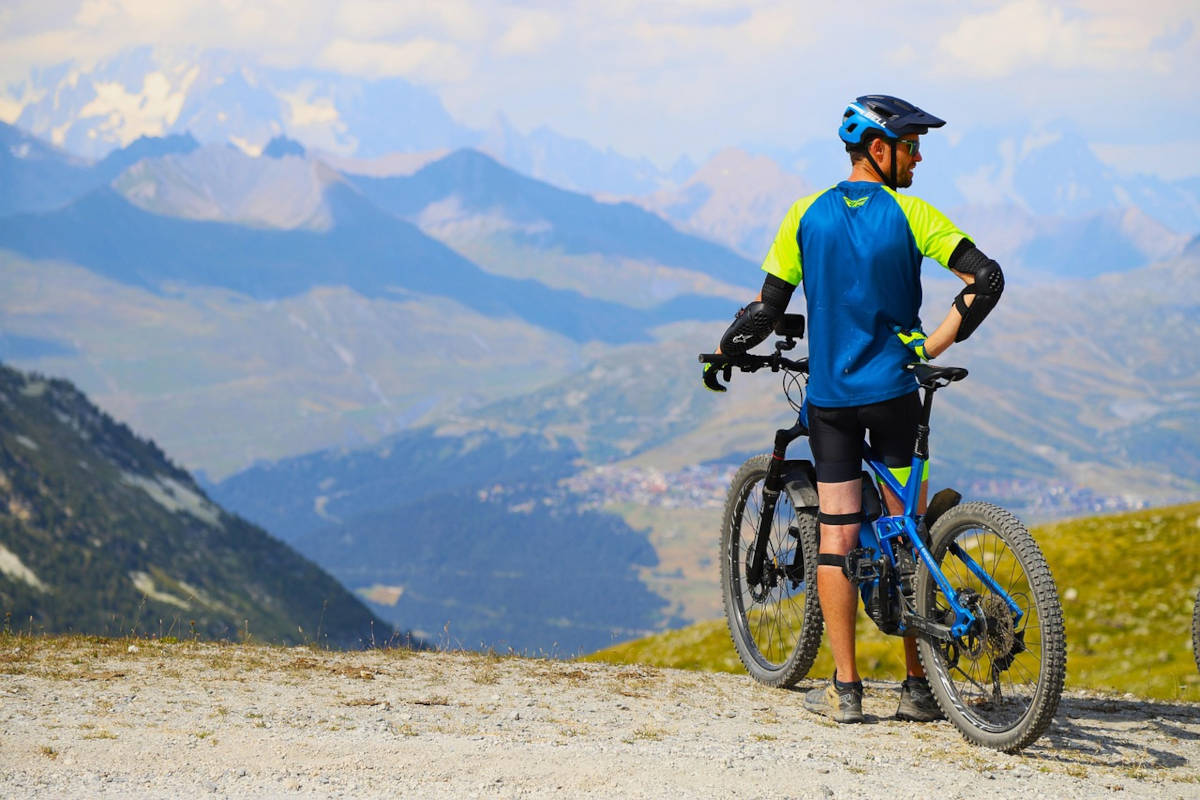 Ciclista de montaña descansando. Imagen: Refaelyigal / Pixabay