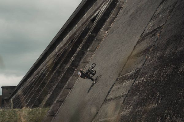 Kriss Kyle convierte las presas del Reino Unido en un territorio inédito para el Mountain Bike