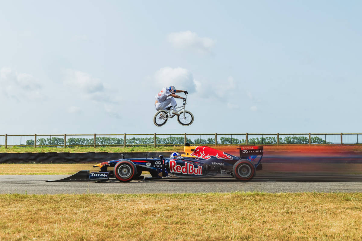 Para verlo: Kriss Kyle desafía los límites del BMX saltando sobre un Fórmula 1