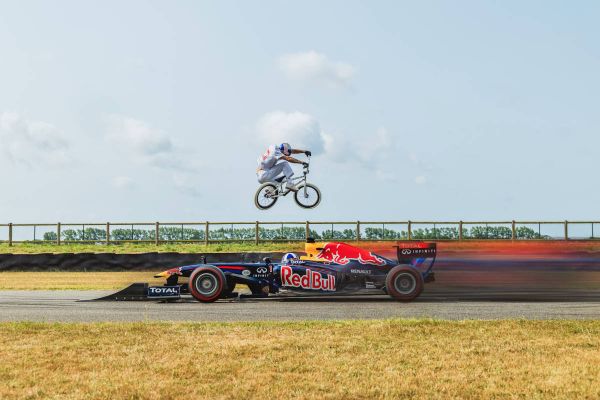 Para verlo: Kriss Kyle desafía los límites del BMX saltando sobre un Fórmula 1